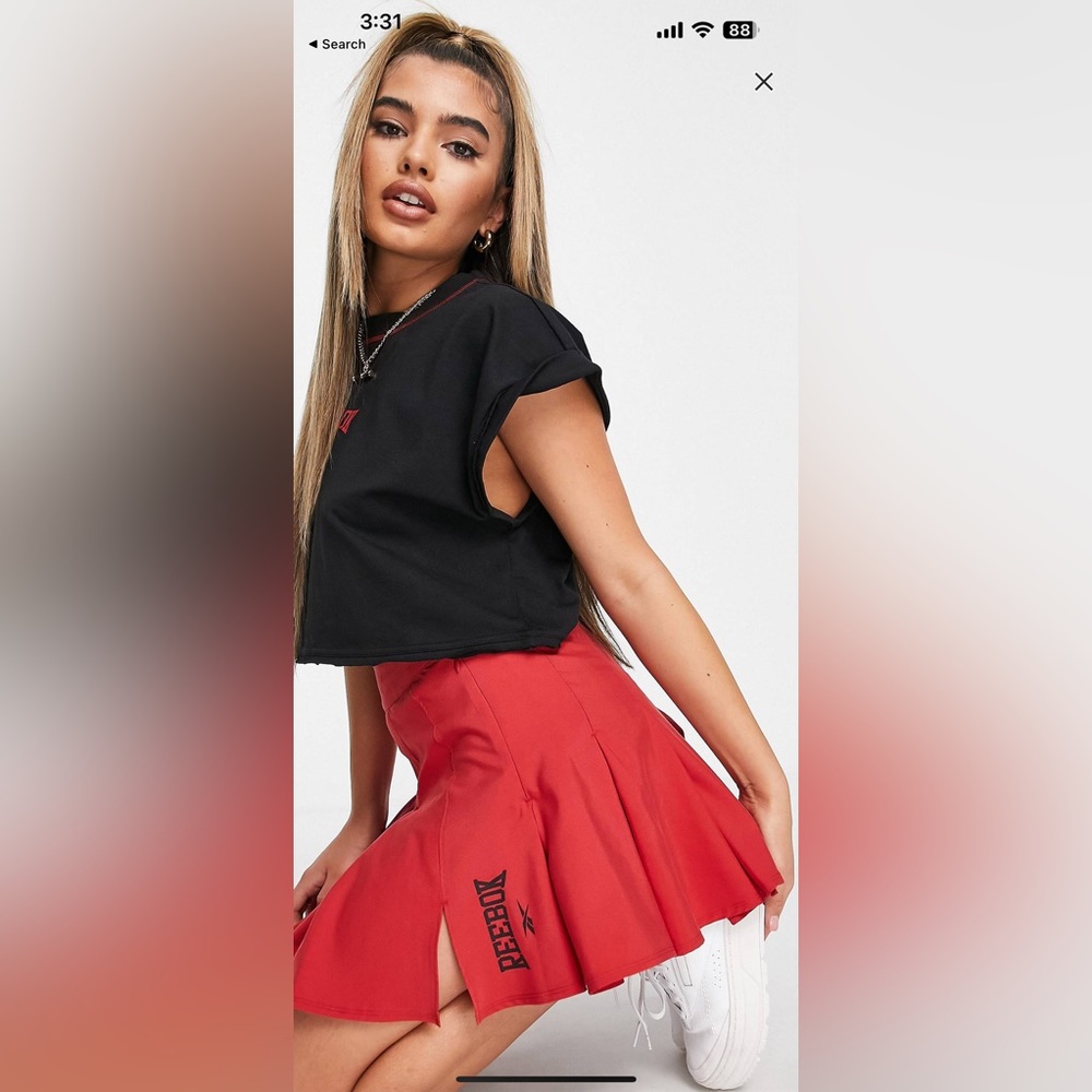 Beautiful Reebok Red pleated tennis skirt with side zipper.